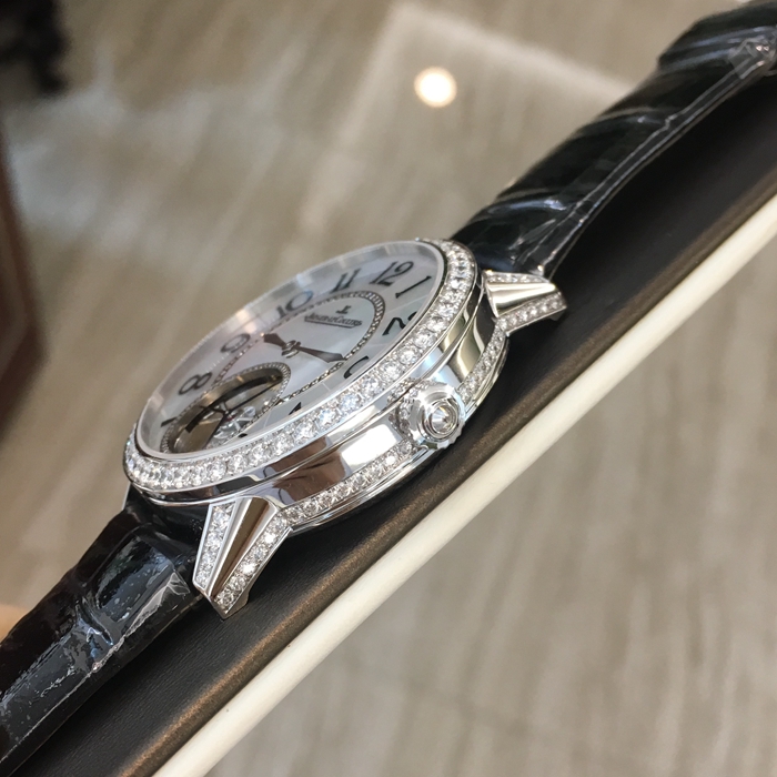 Jaeger-LeCoultre 积家 约会系列，3413403。39毫米表径，18K白金原镶钻，贝母面表盘，6点位置陀飞轮装置。自动上弦机械机芯，动力储备48小时。专柜定价：650000元。 全套附件齐全。