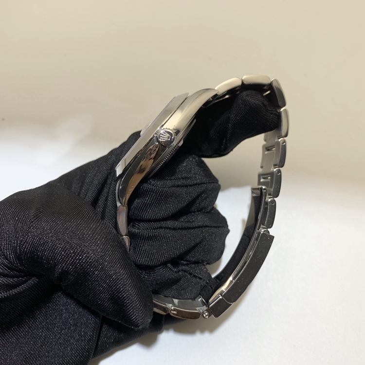 ROLEX 劳力士 日志型系列，126300-0005。41毫米表径，精钢表壳，白色面盘，3点位置防反光凸透式放大日历窗，3235自动上弦机械机芯，动力储备70小时。专柜定价：57400元。 单表无附件。