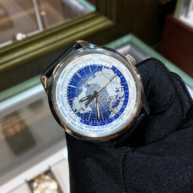 Jaeger-LeCoultre 积家 GEOPHYSIC 地球物理天文台系列，8108420。41.6毫米表径，精钢表壳，蓝色漆面面盘镶贴时标，巴顿型指针， 世界时功能，自产772自动上弦机械机芯，动力储备40小时。专柜定价：108000元。 全套附件齐全。