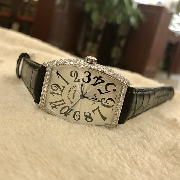 FRANCK MULLER 法兰克穆勒 CINTR?E CURVEX系列，6850。34x47毫米表径，18K白金原钻钻圈钻耳，白色面盘黑字，自动上弦机械机芯。 未使用品全套附件齐全。