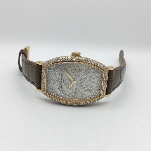 PATEK PHILIPPE 百达翡丽GONDOLO系列 7099R-001 18k玫瑰金腕表。29.6x38.9毫米表径，表壳18k玫瑰金镶钻，表壳镶嵌480颗钻石3.31克拉，?手工雕饰纹金质表盘，镶钻 367 颗（~0.56 克拉），搭配凸圆形金质时标表盘，?表扣18k玫瑰金镶钻-镶有26颗钻石（0.15克拉）?。  单表无附件。