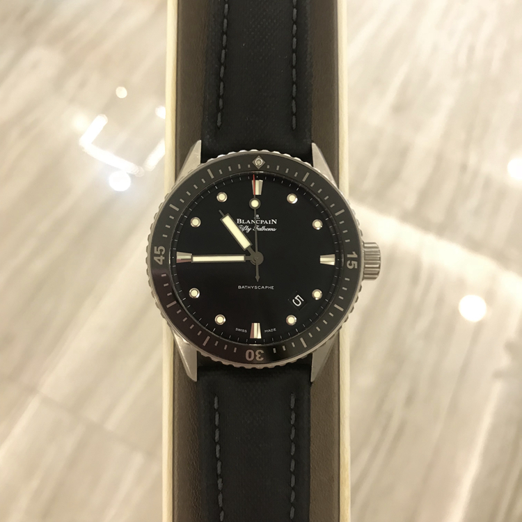 Blancpain 宝珀 五十噚系列，5000-1230-B52A。43毫米表径，钛金属表壳，黑色面盘，日期显示功能，1315自动上弦机械机芯，动力储备120小时，专柜定价：87500元。 全套附件齐全。