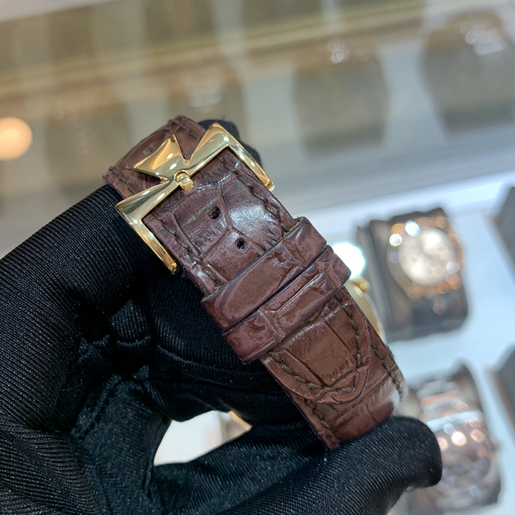 Vacheron Constantin 江诗丹顿 传承系列，81180/000J-9118。40毫米表径，18K黄金表壳，银白色面盘，Cal.1400手动上弦机械机芯，动力储备40小时，专柜定价：145000元。 单表无附件。