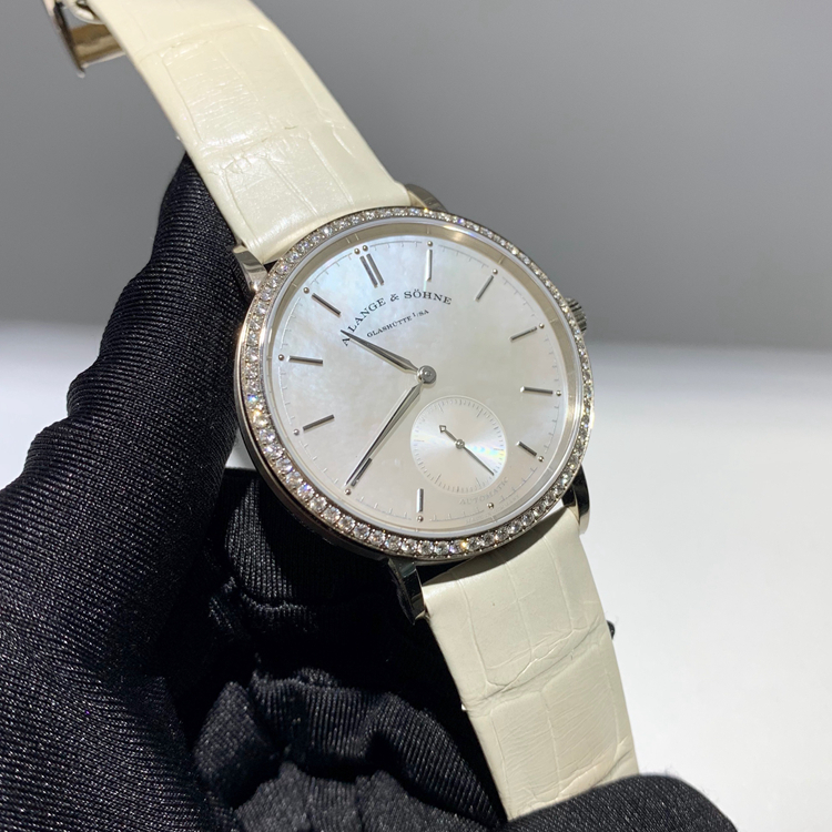 A. Lange & Sohne 朗格 SAXONIA系列，840.029。37毫米表径，18K白金原钻表壳，珍珠贝母面盘，Cal.L086.4自动上弦机械机芯，动力储备72小时，专柜定价：338000元。 全套附件齐全。