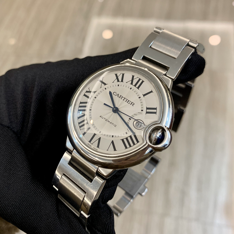 Cartier 卡地亚 Ballon Bleu 蓝气球系列，W69012Z4。42.1毫米表径，精钢表壳，银白色面盘，罗马数字时标，3点位置为日期显示，Cal.049自动上弦机械机芯，动力储备42小时，专柜定价：49100元。 单表无附件。