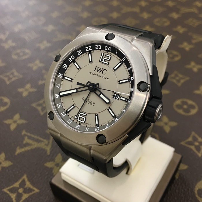 IWC 万国 工程师系列 IW326403。45毫米表径，钛金属表壳，深棕色表盘，三点位置视窗式日期显示，蓝宝石水晶玻璃表镜，自动上弦机械机芯，动力储备42小时。专柜定价：69000港币。 全套附件齐全。