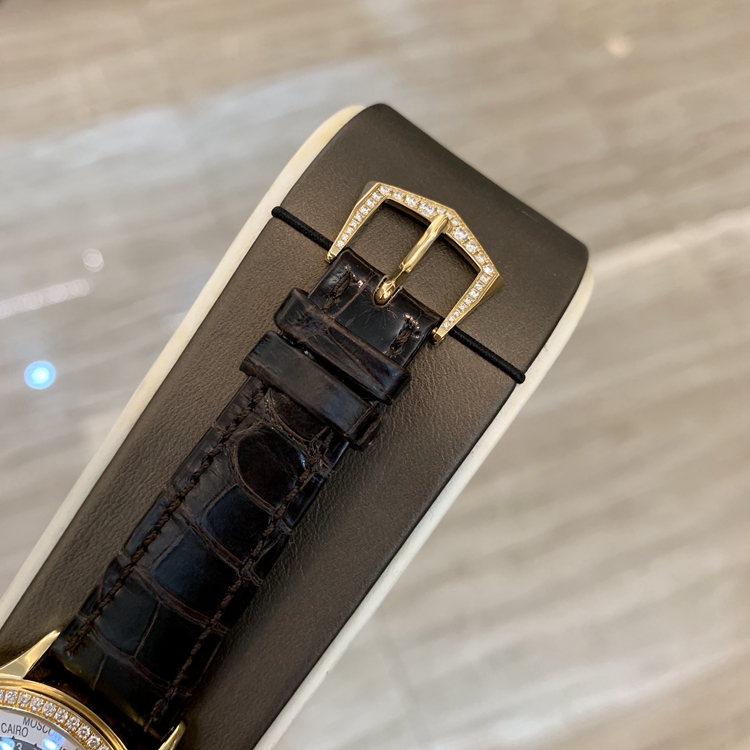 PATEK PHILIPPE 百达翡丽 复杂功能时计系列，7130R-011。36毫米表径，18K玫瑰金表壳，表圈镶嵌 62 颗钻石（~0.82 克拉），象牙白莹彩，手工雕饰纹处理面盘，金质立体时标，24个时区的24小时与昼/夜显示，240 HU自动上弦机械机芯，动力储备48小时，专柜定价：373500元。 单表无附件。