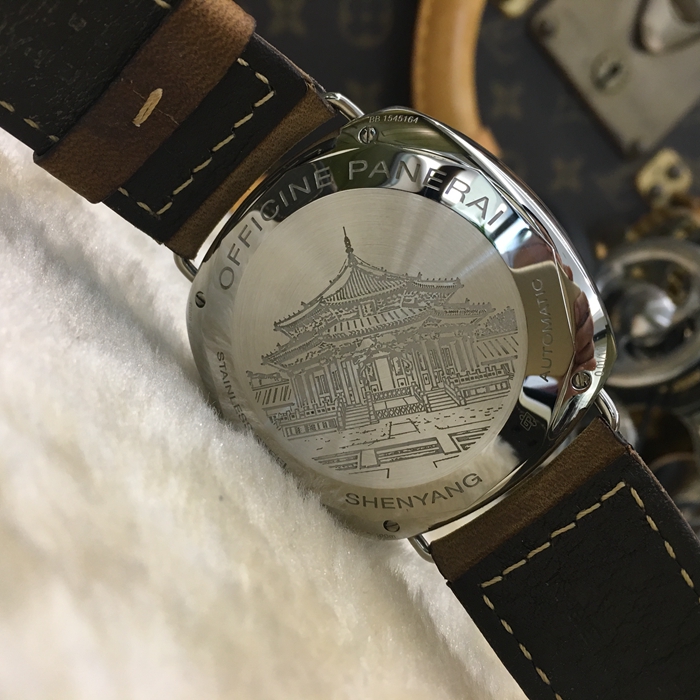 Panerai 沛纳海 沈阳故宫 00476。47毫米表径，精钢表壳，黑色面盘，三点位置日期显示，6点位置动力储备显示，背面沈阳故宫图案，自动上弦机械机芯。 单表无附件。