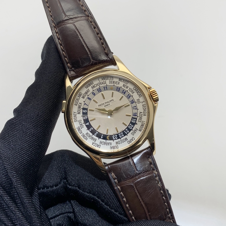 PATEK PHILIPPE 百达翡丽，5110J。37毫米表径，18K黄金表壳，银灰色面盘，月相显示功能，自动上弦机械机芯。 单表无附件。