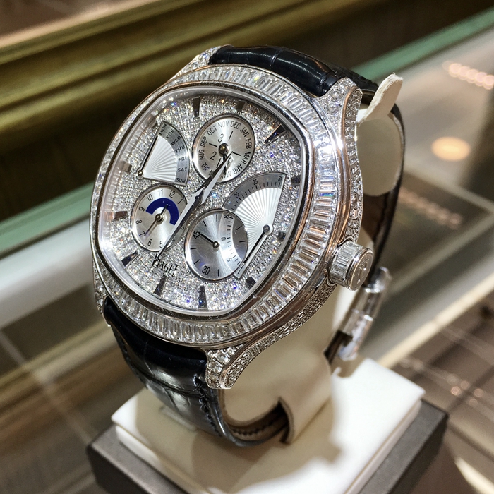 PIAGET 伯爵 凡珍品系列，G0A35020。46.5毫米表径，18K白金表壳，椭圆形镶钻表盘，自动上弦机械机芯。专柜定价：2284300元。 全套附件齐全。