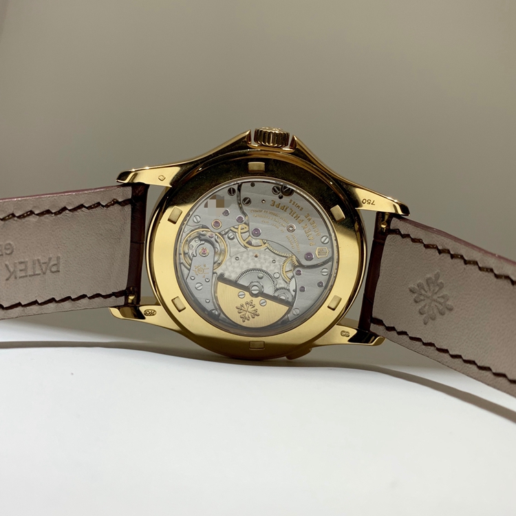 PATEK PHILIPPE百达翡丽 复杂功能时计系列，5131J。39.5毫米表径，18K黄金表壳，24 个时区的 24 小时与昼/夜显示。掐丝珐琅面地图世界时，Cal.240 HU自动上弦机械机芯，动力储备48小时。专柜定价：541800元。 单表附保卡。