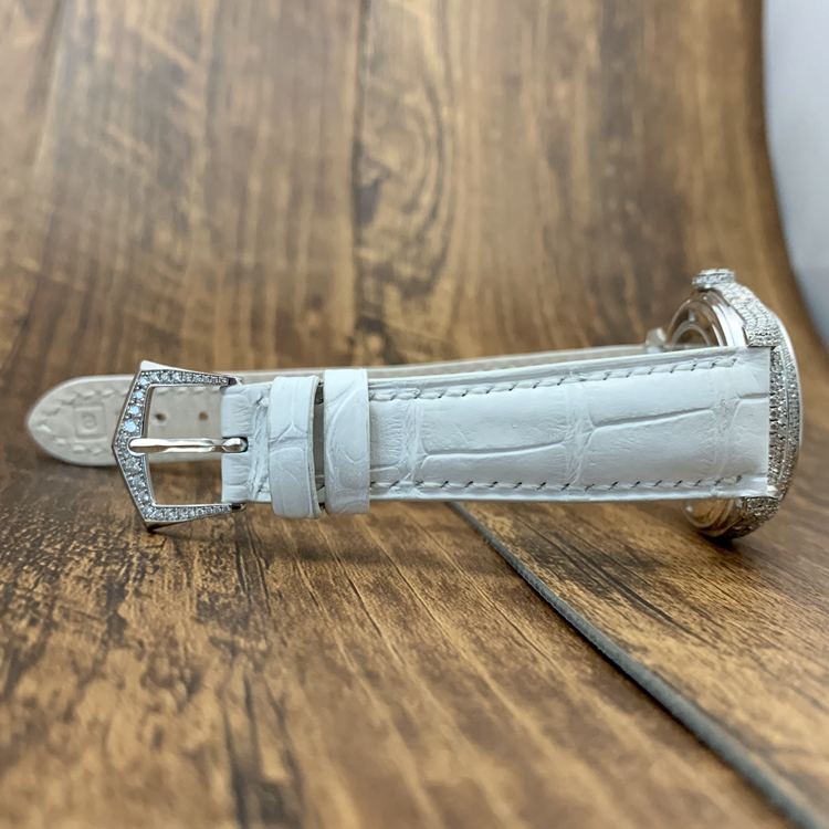 PATEK PHILIPPE 百达翡丽 复杂功能时计系列，4937G-001。37毫米表径，珍珠贝母面，宝玑式字块，3点位置为月份显示，6点位置为视窗式日期显示，9点位置为星期显示，月相显示功能，Cal.324 S QA LU自动上弦机械机芯，动力储备45小时，专柜定价：515000元。 单表无附件。?