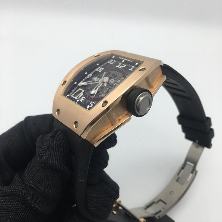 RICHARD MILLE 理查德米勒 男士系列，RM 010。48* 39.30毫米表径，18K玫瑰金表壳，酒桶型镂空面盘，7点位置日期显示，自动上弦机械机芯。专柜定价：656000元。 单表附盒子。