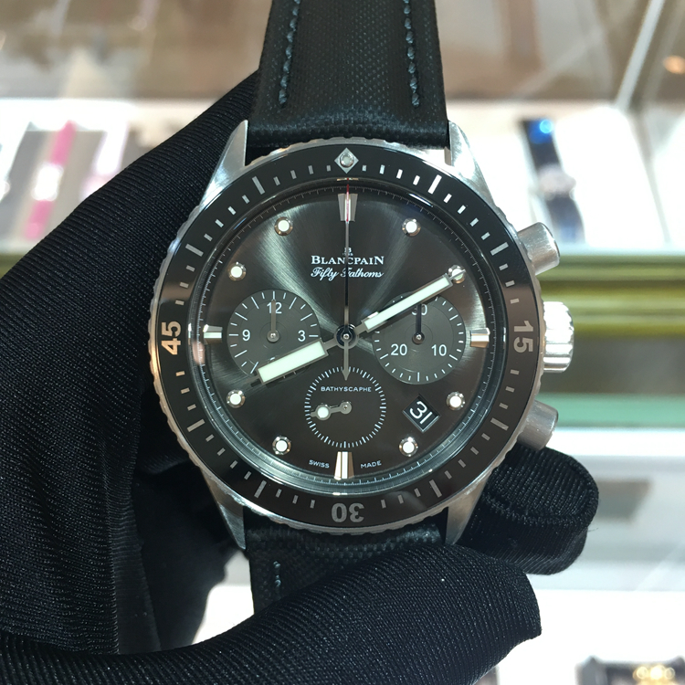 Blancpain 宝珀 五十噚系列，5200-1110-B52A。43毫米表径，精钢表壳，深灰色面盘，日期显示功能，计时功能，F385自动上弦机械机芯，动力储备43小时，专柜定价：112500元。 全套附件齐全。