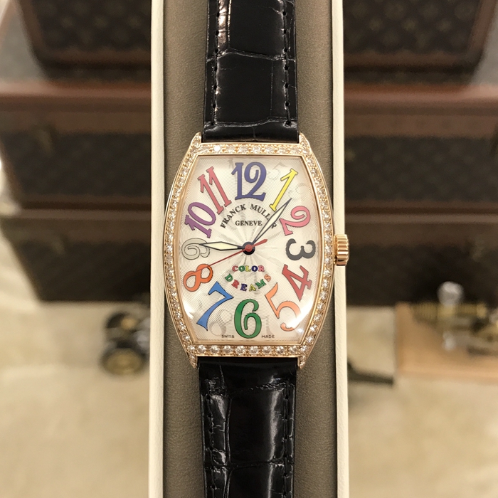 Franck Muller 法兰克穆勒 COLOR DREAMS 系列，5851 M SC COL DRM D 1R，45*32毫米表径，18K玫瑰金，原镶钻圈钻耳，彩字面盘，自动上弦机芯。专柜定价：286000港币。 全套附件齐全。