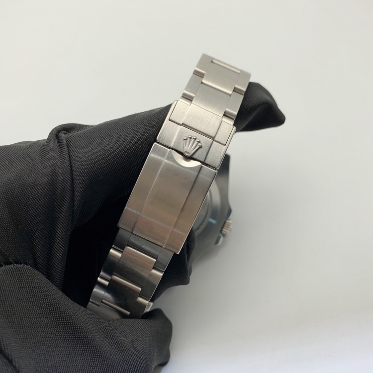 Rolex 劳力士 探险家型系列，216570-77210。42毫米表径，精钢表壳，黑色面盘，配有大箭头的橙色24小时指示针，3点位置日期显示、双时区功能，cal.3187自动上弦机械机芯。专柜定价：63100元。 单表无附件。