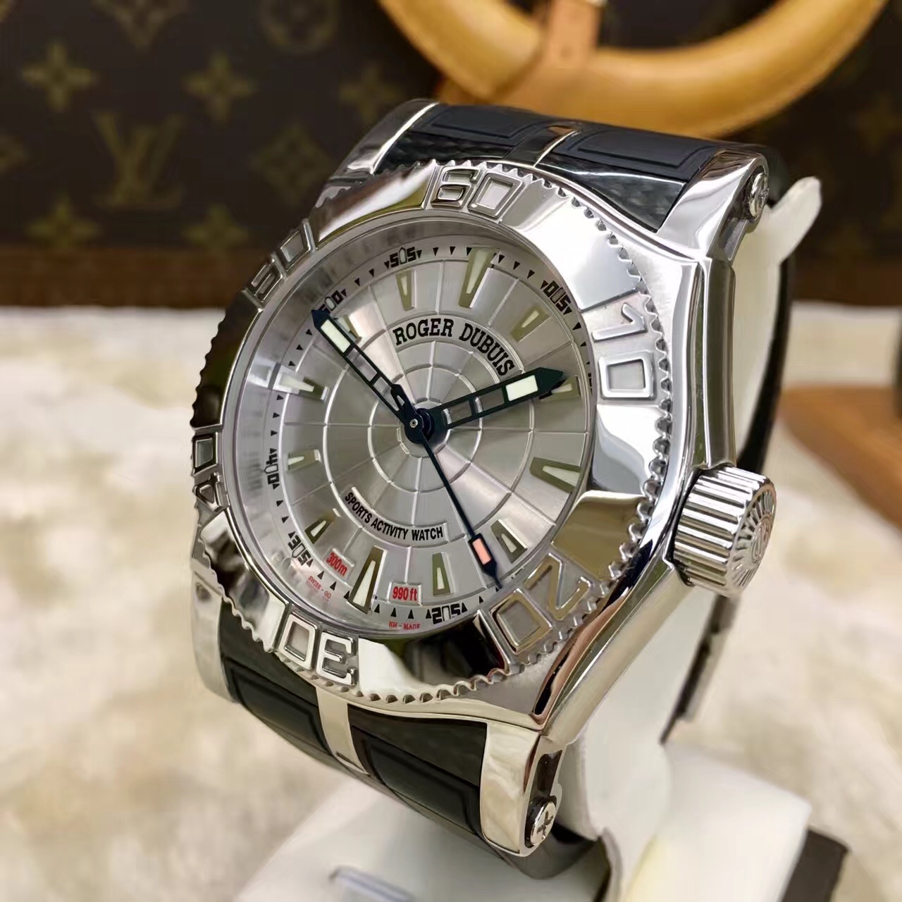 RogerDubuis 罗杰杜彼，?SE 46 57。46毫米表径，精钢表壳?18K白金圈，银色面盘，背透自动上弦机械机芯。 全套附件齐全。