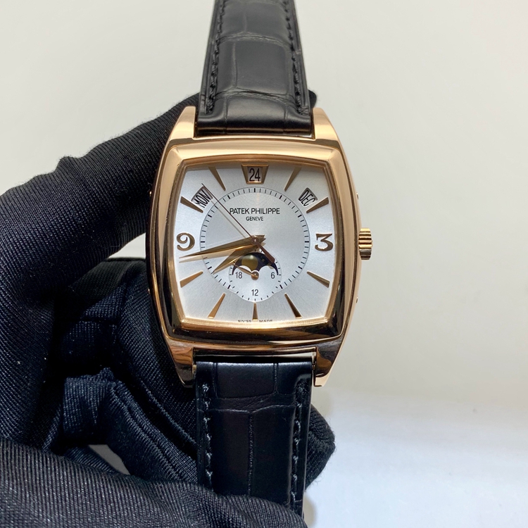 PATEK PHILIPPE 百达翡丽 复杂功能时计系列，5135R。38*51毫米表径，18K玫瑰金表壳，银白色酒桶型面盘，6点位置月相显示，视窗式日期显示、月份显示以及星期显示，Cal.324 S QA LU 24 H自动上弦机械机芯，动力储备45小时。 单表无附件。