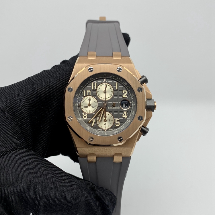 Audermars Piguet 爱彼 皇家橡树离岸型系列，26470OR.OO.A125CR.01。42毫米表径，18K玫瑰金表壳，灰钌色表盘镌刻“Méga Tapisserie”超大型格纹装饰，搭配象牙色副表盘，玫瑰金米色荧光阿拉伯数字和皇家橡树指针，灰钌色内表圈，3点位置日期显示，计时功能，Cal.3126/3840自动上弦机械机芯，动力储备60小时。专柜定价：302000元。 单表无附件。