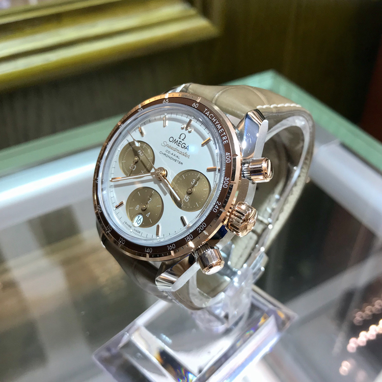Omega 欧米茄 超霸系列，卡布奇诺 324.23.38.50.02.002。欧米茄专利Sedna 18k玫瑰金/精钢表壳，38毫米表径，自动机械女表，带计时，日期显示功能。专柜定价：46100元。 未使用品单表附保卡。