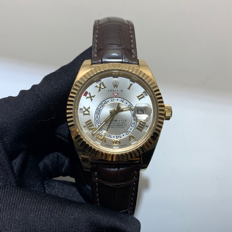 ROLEX 劳力士 SKY-DWELLER系列，326138。42毫米表径，18K黄金表壳，劳力士Ring Command三角坑纹双向旋转外圈，银色面盘，罗马数字时标，3点位置为防反光凸透式放大（2.5倍）日历窗，双时区功能，Cal.9001自动上弦机械机芯，动力储备72小时。专柜定价：297400元。 单表无附件。