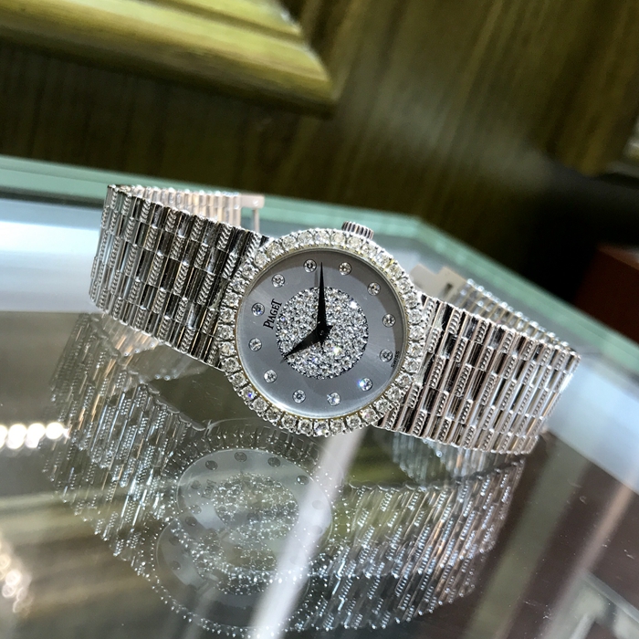 PIAGET 伯爵 珠宝腕表系列，G0A09676。24.6毫米表径，18K白金镶钻表壳，银灰色面盘，钻石时标，手动上弦机械机芯。专柜定价：394900元。 单表无附件。