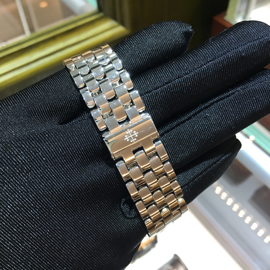 PATEK PHILIPPE 百达翡丽 复杂功能时计系列，5131/1P-001。39.5毫米表径，PT950铂金表壳，表盘中心为掐丝珐琅工艺制作的北极地图图案，世界时间，24个时间的24小时与昼/夜显示。240 HU自动上弦机械机芯，动力储备48小时，专柜定价：982100元。 未使用品单表附保卡。