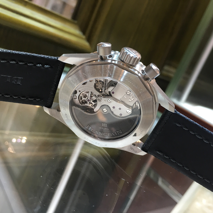 Blancpain 宝珀 五十噚系列，5200-1110-B52A。43毫米表径，精钢表壳，深灰色面盘，日期显示功能，计时功能，F385自动上弦机械机芯，动力储备43小时，专柜定价：112500元。 全套附件齐全。