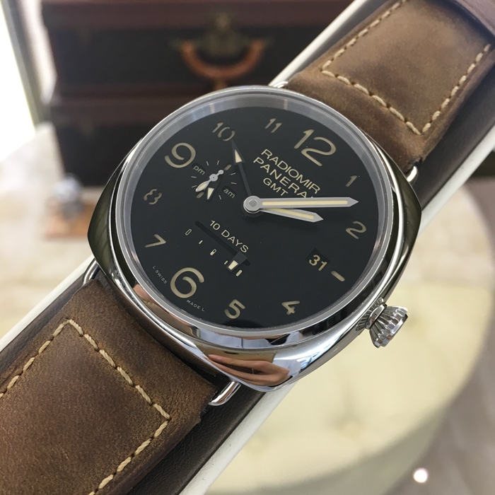 Panerai 沛纳海 沈阳故宫 00476。47毫米表径，精钢表壳，黑色面盘，三点位置日期显示，6点位置动力储备显示，背面沈阳故宫图案，自动上弦机械机芯。 单表无附件。