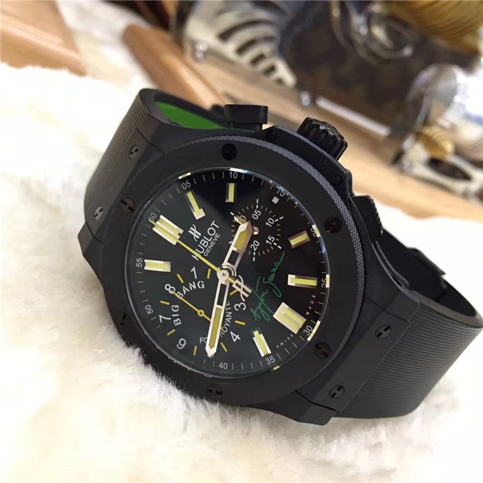 Hublot 宇舶 Bigbang 大爆炸系列，315.CI.1129.RX.AES09。F1赛车手塞纳纪念限量款。黑陶瓷表壳，44毫米表径，自动上弦机械机芯，带计时，1/4秒指针。专柜定价：231200元。宇舶自产自动机械千秒计时机芯，这款是为了纪念巴西著名赛车手艾尔顿·塞纳（Ayrton Senna, 1960年3月21日─1994年5月1日）曾经于1988年、1990年、1991年三度夺取F1世界冠军。不幸的是塞纳于1994年圣玛利诺站一场事故中不幸身亡！塞纳是赛车历史上最受欢迎的车手，相当受到车迷的爱戴，更被誉为F1史上最伟大的车手之一。