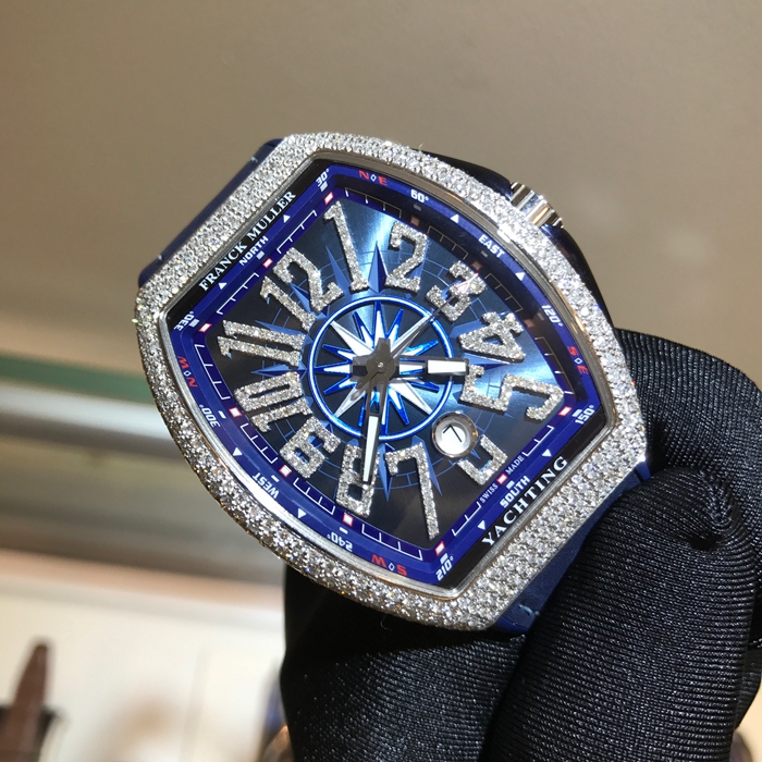 FRANCK MULLER 法兰克穆勒，YACHTING系列，V45。44X53.7毫米表径。精钢镶钻表壳，深蓝色酒桶型表盘，六点位置日期显示，蓝宝石水晶玻璃表镜，自动上弦机械机芯。 全套附件齐全。