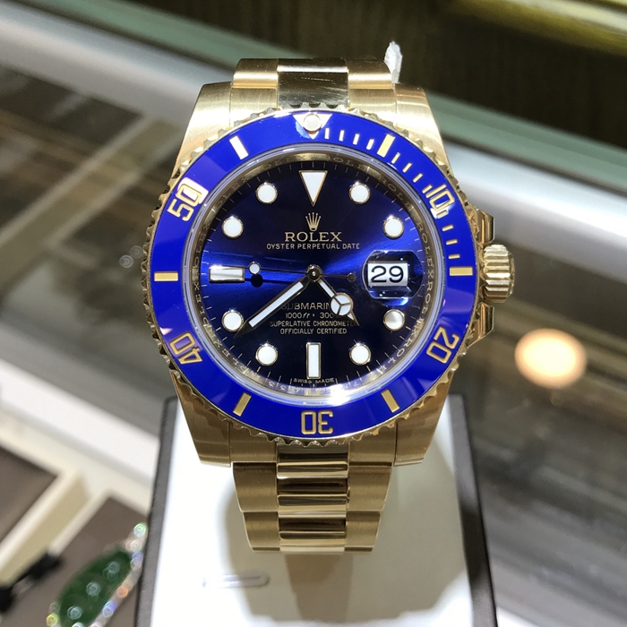 Rolex 劳力士 蚝式恒动潜航者型系列，116618LB-97208。40毫米表径，18K黄金材质。蚝式表壳结构，中层表壳，旋入式底盖及上链表冠，旋入式三扣锁三重防水系统。抗刮损蓝水晶，防反光凸透式放大日历窗。60分钟渐进刻度单向旋转外圈，配抗刮损Cerachrom陶质字圈，金涂层数字及刻度。中央时、分及秒针；瞬跳日历，快速更正；秒针暂停功能以准确调校时间。自产3135自动上弦机械机芯。动力储备48小时。专柜定价：257100元。 单表无附件。