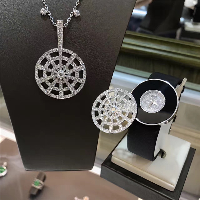 PIAGET 伯爵 LIMELIGHT高级珠宝系列腕表，G0A33186。30毫米表径，钻石满天星盘面， 精准石英机芯， 旋转式钻石白金镂空表盖， 配套珠宝系列项链。