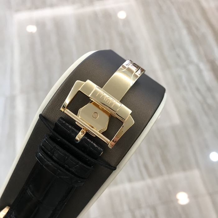 Piaget 伯爵 Black-Tie 黑带系列，Piaget Emperador枕形陀飞轮腕表，G0A36041。46.5毫米表径，18k玫瑰金，1点钟位置镂空陀飞轮装置，前置自动摆陀，小型蓝宝石水晶透明底盖，备有动力储备显示窗口。自产 Cal.1270P 超薄自动上弦陀飞轮机械机芯，铂金摆陀，动力储备40小时。