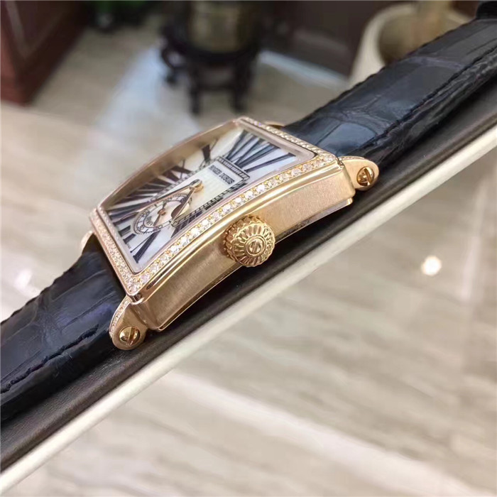 RogerDubuis 罗杰杜彼。37毫米表径，18K玫瑰金原镶钻圈钻耳，珍珠贝母表盘，?罗马数字时标，6点位置小秒针，自动上弦机械机芯。 单表无附件。