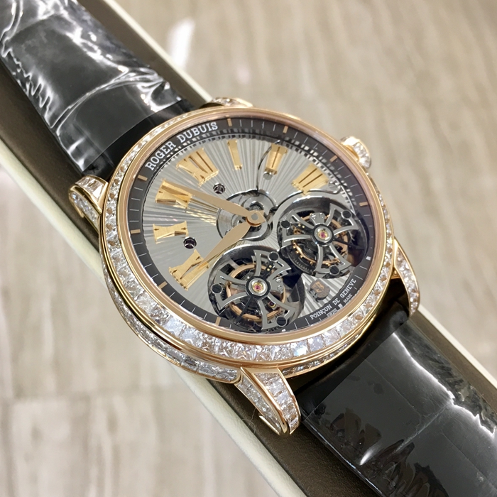 RogerDubuis 罗杰杜彼 Hommage 致敬系列，RDDBHO0570。45毫米表径，18K玫瑰金表壳镶钻，银灰色面盘，罗马数字时标，双陀飞轮装置。手动上弦机械机芯，动力储备50小时。专柜定价：4865000元。 全套附件齐全。