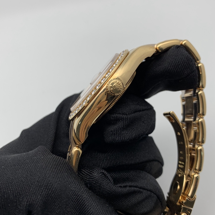 Rolex 劳力士 星期日历型系列，18948-72748TRIDOR-8R2B。39毫米表径，18K黄金/18K玫瑰金/18k白金原钻表壳，银白色面盘，钻石时标，中央时、分及秒针；快调瞬跳星期日历；3点位置为防反光凸透式放大日历窗，12点位置为星期显示，自动上弦机械机芯。 单表无附件。