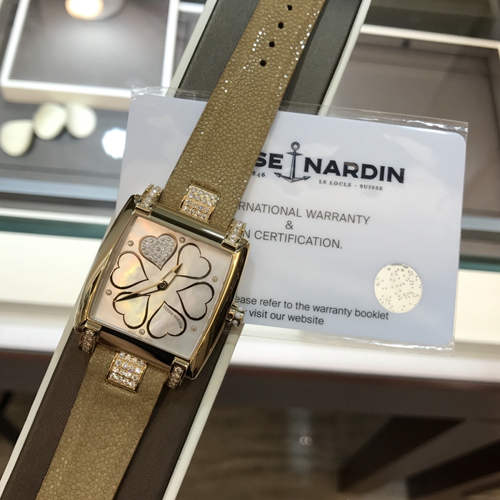 Ulysse Nardin 雅典 奇想系列，136-91/HEART V2。34x35毫米表径，18K玫瑰金表壳，贝母面盘金质心型装饰，自动上弦机械机芯。专柜定价：255000元。 未使用品全套附件齐全。