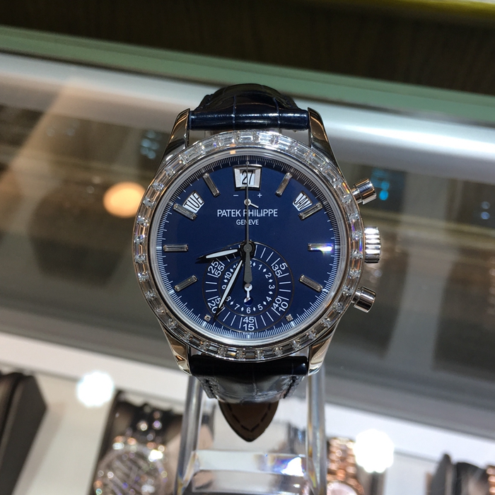 PATEK PHILIPPE 百达翡丽 复杂功能时计系列，5961P-001。PT950铂金款式，表壳镶嵌36颗长阶梯形钻石~3.48克拉，表扣950铂金镶钻，镶嵌22颗长阶梯形钻石（~0.97 克拉）。40.5 毫米表径，动力储存与昼/夜显示，计时功能，年历，视窗式星期、日期和月份显示。6 时位置设有 60 分钟和 12 小时单计时器。蓝宝石水晶透盖。CH 28-520 IRM QA 24H 自动上弦机械机芯，动力储备45-55小时。百达翡丽双P印记。专柜售价：1110200元。 全套附件齐全。