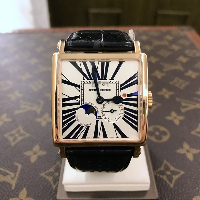 RogerDubuis 罗杰杜彼，G40 5739 5。40x40毫米表径，18K玫瑰金表壳，白色面盘，罗马数字时标，月相万年历，自动上弦机械机芯。限量28只，公价约400000元。 单表无附件。