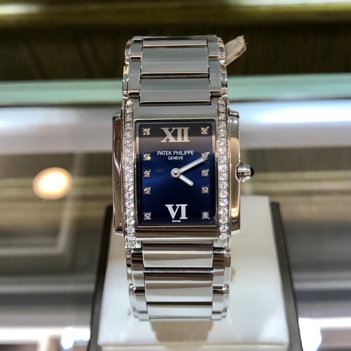 PATEK PHILIPPE 百达翡丽 twenty~4系列，4910/10A-012。30毫米表径，不锈钢镶钻表壳，超炫深蓝面，钻石时标和纯金立体罗马字块。精准石英机芯。 单表无附件。