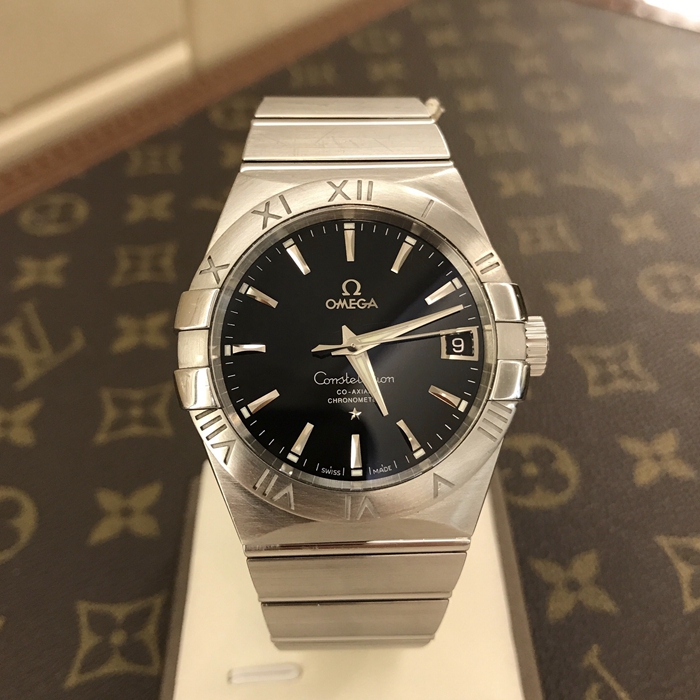 Omega 欧米茄 星座系列，123.10.38.21.01.001。38毫米表径，精钢表壳，黑色面盘，三点位置日期显示。自动上弦机械机芯，动力储备60小时。专柜定价：44400元。 单表无附件。