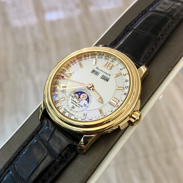 Blancpain 宝珀，2763-3642-53。18K玫瑰金表壳，白色面盘，指针式日期显示，6点位置月相显示，12点位置分别为星期与月份显示。自动上弦机械机芯，专柜定价：165750元。 单表无附件。