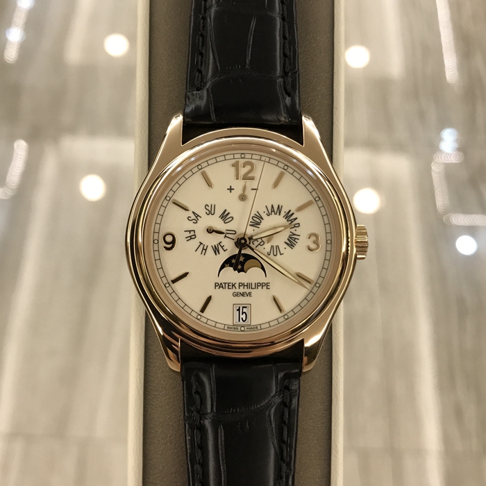 PATEK PHILIPPE 百达翡丽 复杂功能时计系列，5146R。39毫米表径，18K玫瑰金表壳。乳白色表盘，金质立体时标和字块，中心大秒针。年历功能，指针式星期和月份显示、动力储存显示，视窗式日期显示、月相显示。自产 324 S IRM QA LU 自动上弦机械机芯，动力储备45小时。专柜定价：311800元。 单表无附件。