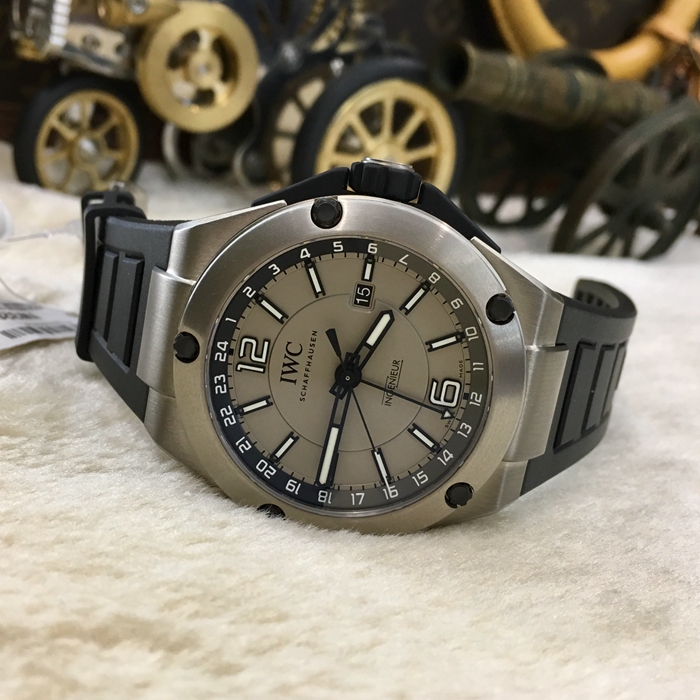 IWC 万国 工程师系列 IW326403。45毫米表径，钛金属表壳，深棕色表盘，三点位置视窗式日期显示，蓝宝石水晶玻璃表镜，自动上弦机械机芯，动力储备42小时。专柜定价：69000港币。 全套附件齐全。