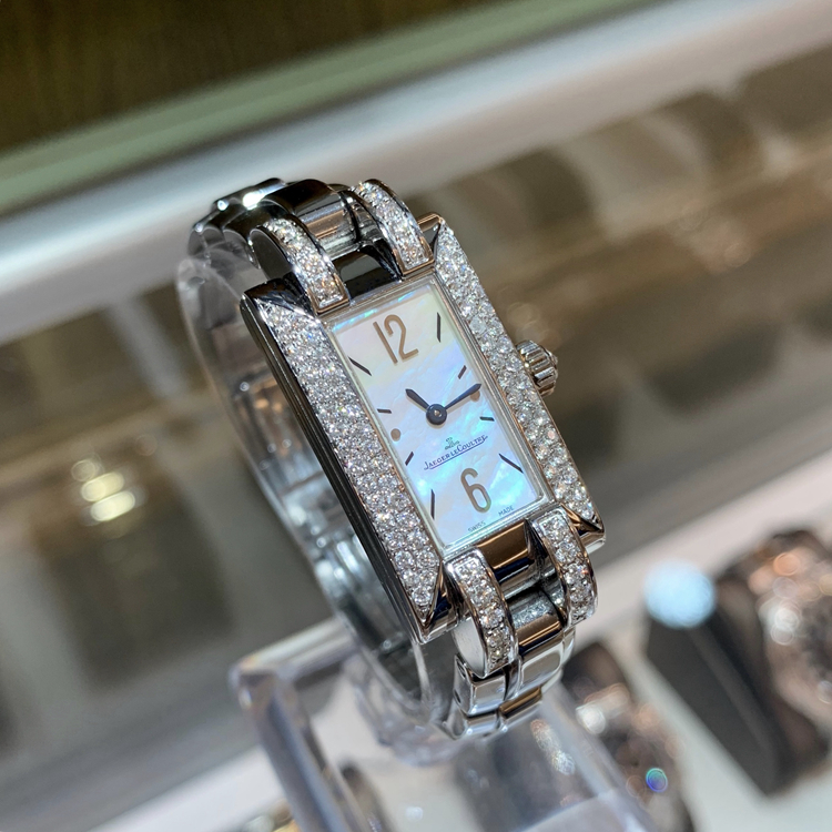 Jaeger-LeCoultre 积家，30*17毫米表径，精钢原钻表壳，贝母面盘，手动上弦机械机芯。 单表无附件。