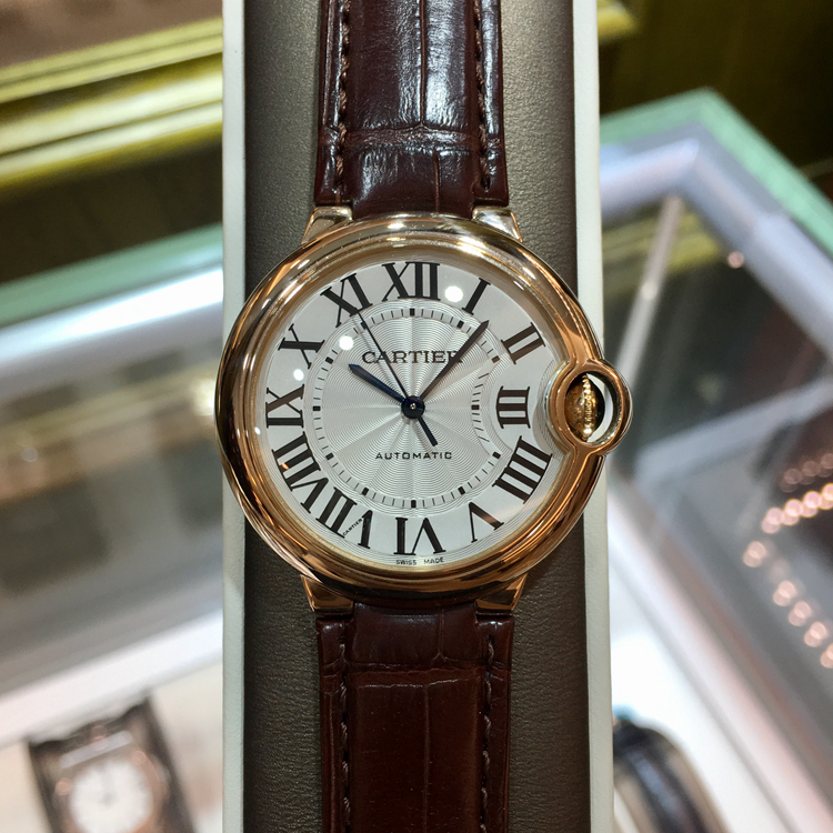 Cartier 卡地亚 Ballon Bleu 蓝气球系列，W6900456。36.6毫米表径，18K玫瑰金表壳，银白色面盘，罗马数字时标，Cal.076自动上弦机械机芯，专柜定价：105000元。 单表无附件。