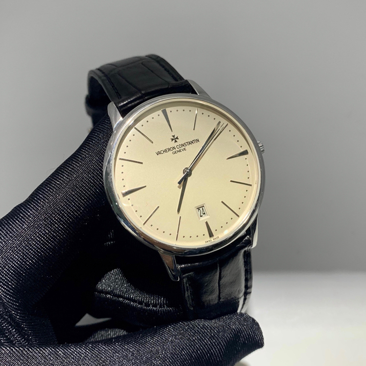 Vacheron Constantin 江诗丹顿 传承系列，85180/000G-9230。40毫米表径，18K白金表壳，白色面盘，6点位置日期显示，2450 Q6自动上弦机械机芯，动力储备40小时，专柜定价：201000元。 单表无附件。