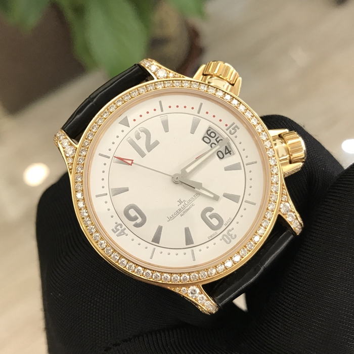 Jaeger-LeCoultre 积家 MASTER COMPRESSOR系列，36.6毫米表径。18K玫瑰金表壳镶钻。白色面盘，3点位置两地时日历显示。蓝宝石水晶玻璃表镜。自动上弦机械机芯。