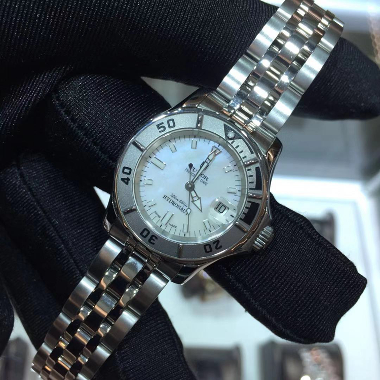 Tudor 帝舵 HERITAGE ADVISOR系列，99090p。26毫米表径，精钢表壳，白色面盘，3点位置日期显示，自动上弦机械机芯。专柜定价23700元。 单表附保卡。